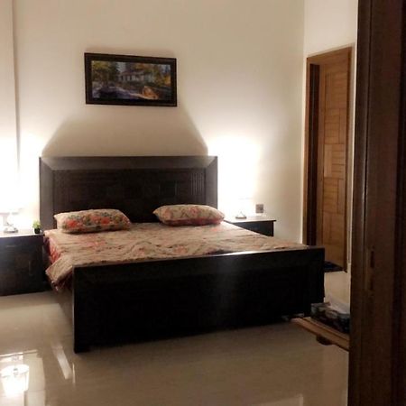 Fully Serviced Holiday Home Near Lyallpur Galleria ไฟซาลาบัด ภายนอก รูปภาพ