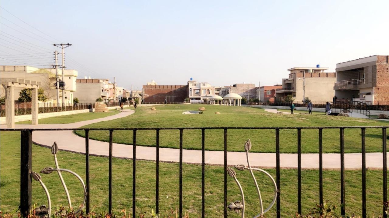 Fully Serviced Holiday Home Near Lyallpur Galleria ไฟซาลาบัด ภายนอก รูปภาพ